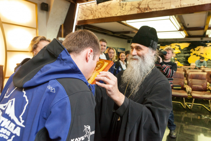 Bishop of Naryan-Mar and Mezensky blesses travelers