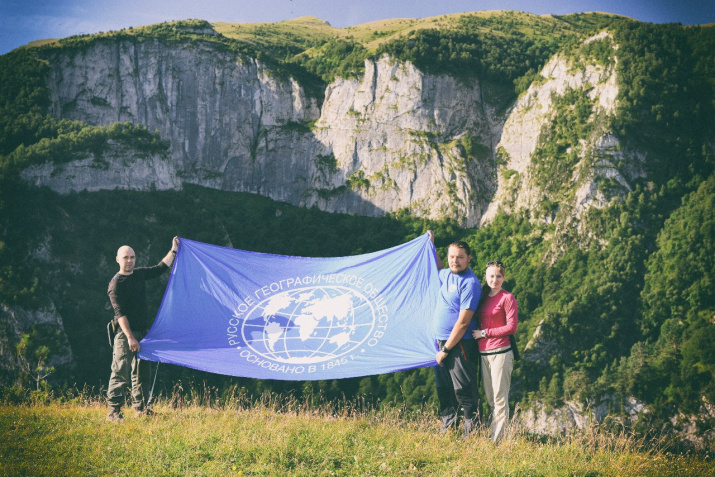 Флаг РГО на вершине горы Малый Тхач и на живописной ''Княжеской'' поляне (август 2014)