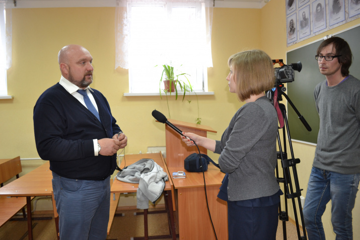 Дмитрий Шиллер дает интервью журналистам