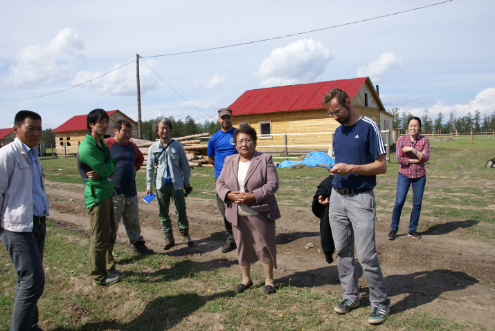 Руководитель коллективного хозяйства Т.В.Десяткина рассказывает зарубежным учёным о новых способах хозяйствования в якутском селе