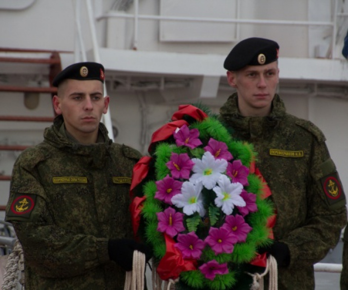 The wreath in the honor of the victory of Russian sailors in the Hogland battle in the year of 1788, and in the memory of the paratroopers who heroically dead next to the Meryukl village in 1944