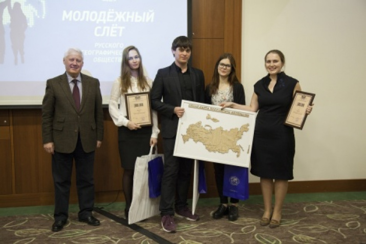 Rewarding the best volunteers of the Russian Geographical Society. Photo by Nikolay Razuvayev