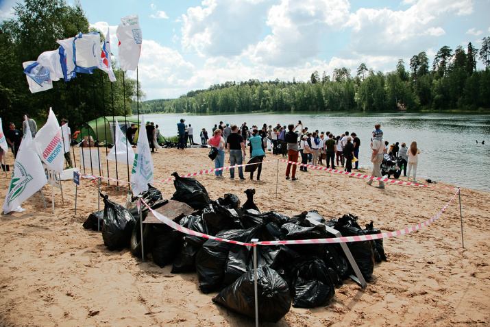 Результатом стали 350 кг мусора, собранного со дна озера и прилегающей территории.