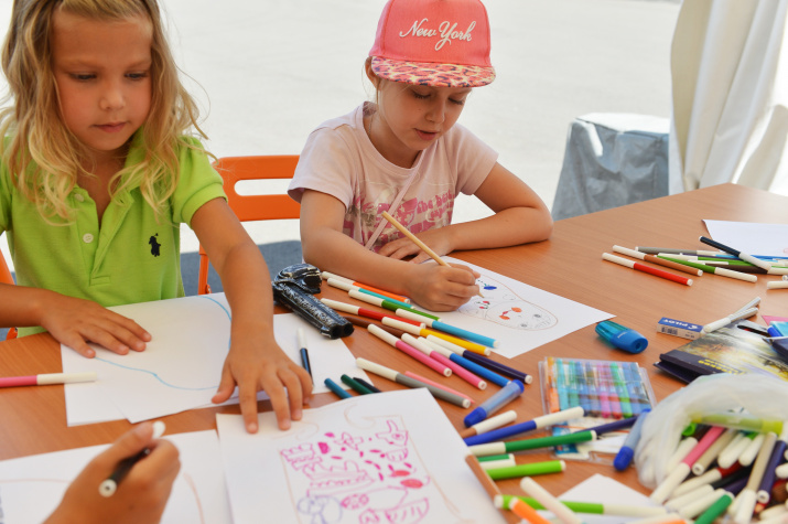 Конкурс детских рисунков - ключевой момент Дня Миклухо-Маклая. Фото: Елизавета Грачёва
