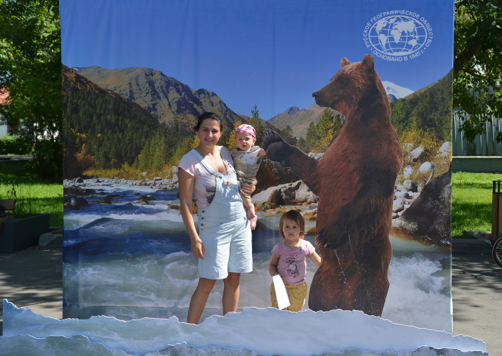 Посетители праздника не упускали случая сфотографироваться с камчатским медведем. Фото: Елизавета Грачёва