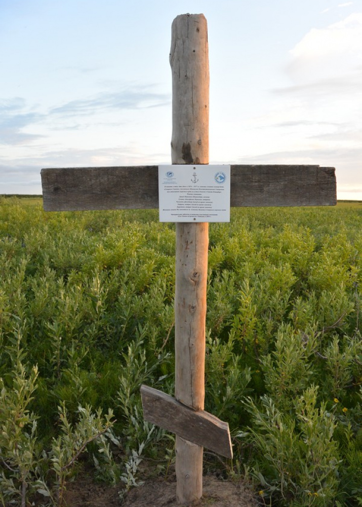 На месте гибели моряков старинного корабля, участники экспедиции установили памятный крест. Фото: Николай Карелин