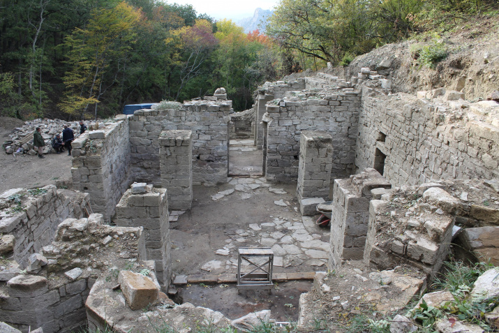 Раскопки древнего храма под Судаком (Фото Зудиева С.)