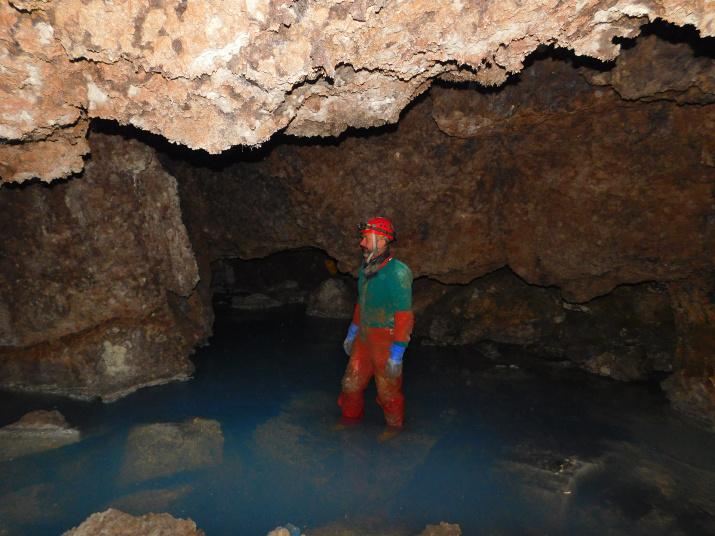 Руководитель экспедиции Геннадий Самохин в одной из пещер Чеченских гор (Фото Бирюков М., Макрушин Л.)