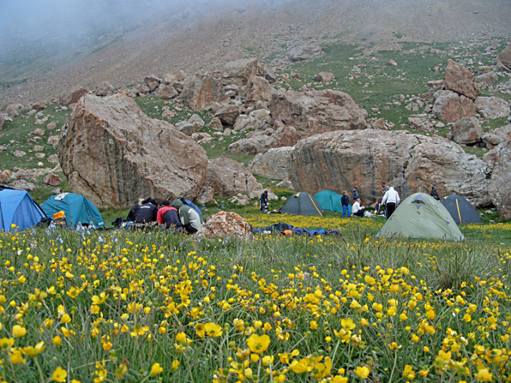 Ночлег у подножия горы Ярыдаг. Фото предоставлено Дагестанским республиканским отделением РГО