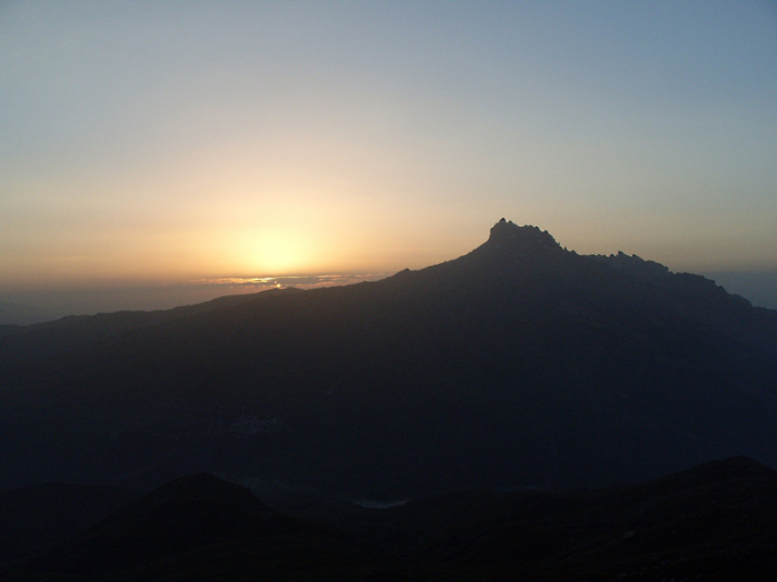 Вид на гору Шалбуздаг во время заката. Фото предоставлено Дагестанским республиканским отделением РГО