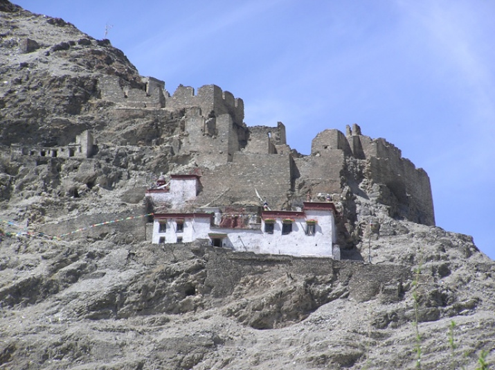 Здание перед входом в пещеру Рэйчунбы (1084-1161), ученика Миларэйбы. Центральный Тибет