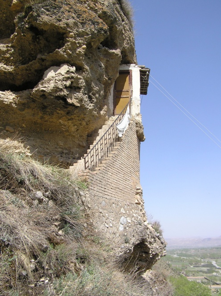 Вход в пещеру Чойдже Дондуб Ринчена (1309-1385), учителя Цзонхавы. Северо-Восточный Тибет