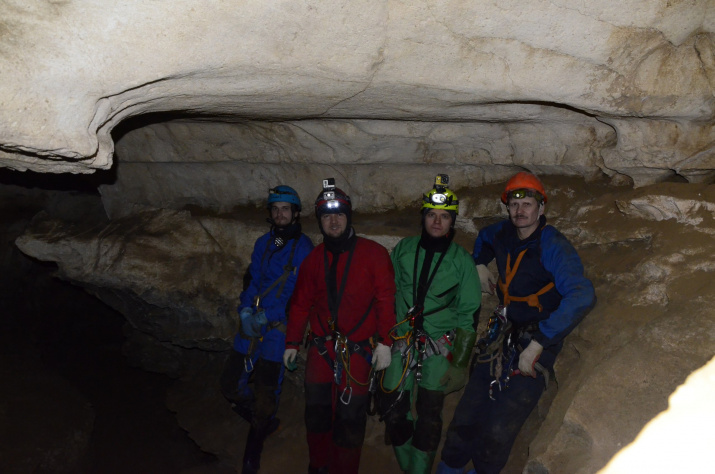 Участники экспедиции в одном из залов пещеры Главный  калибр (фото предоставлено Г. Самохиным)