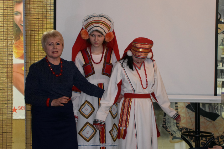 Жарикова Надежда Николаевна рассказывает участникам встречи о особенностях национальных костюмов (мокшанский справа, эрзянский слева)