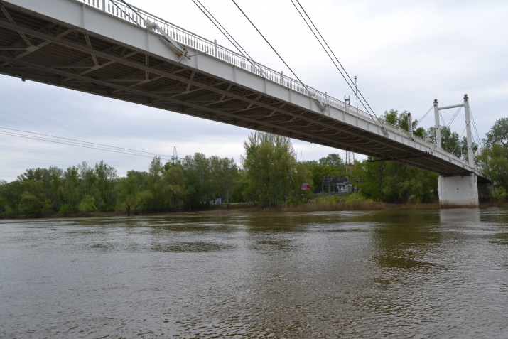 Мост через реку Урал (вид с речного трамвайчика)