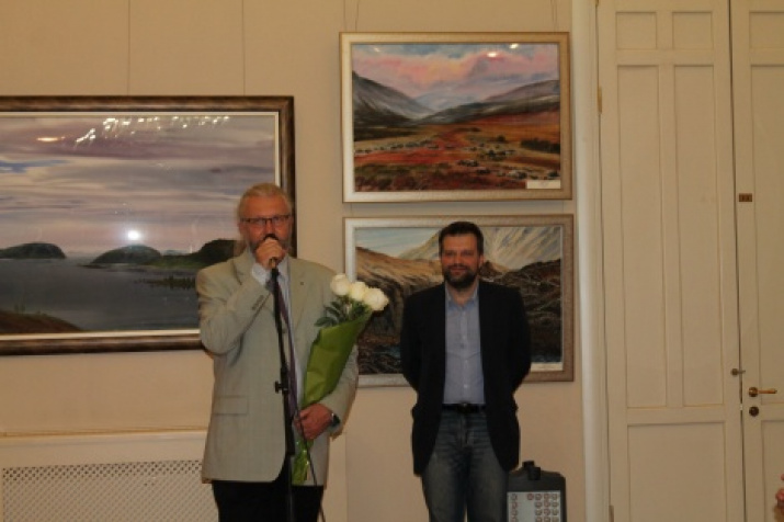 From the left to the right: artist A. Saikov, the director of the department of the Executive Directorate of the Headquarters of the Russian Geographical Society in St. Petersburg V.V. Senichkin. Photo courtesy of the St. Petersburg City Branch of the Soc
