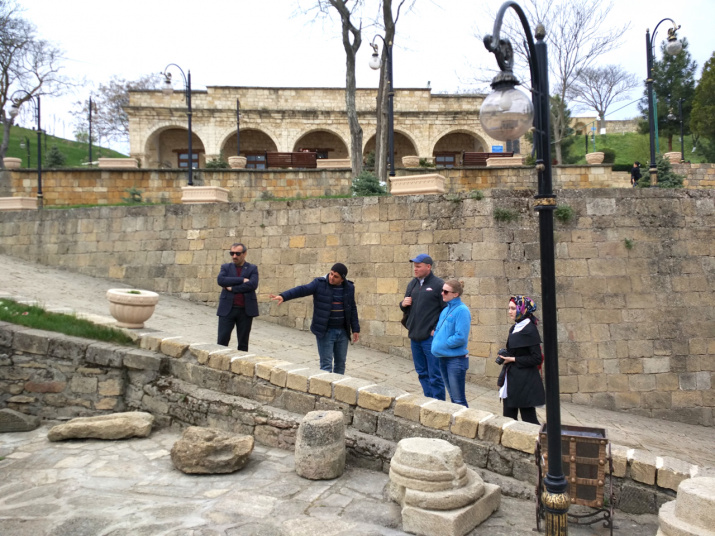 Наш гид Алик начинает свою экскурсию внутри крепости Нарын-кала. Фото: Эльдар Эльдаров