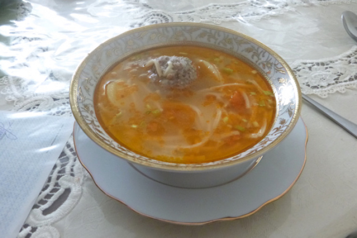 Суп-шурпа с лапшой и фрикадельками. Фото: Макензи Холланд
