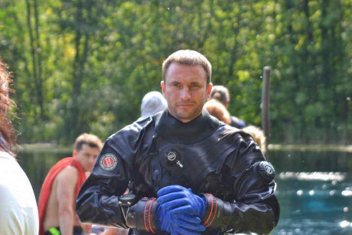 Максим Астахов готовится к погружению в озеро для проведения визуального осмотра дна водоема
