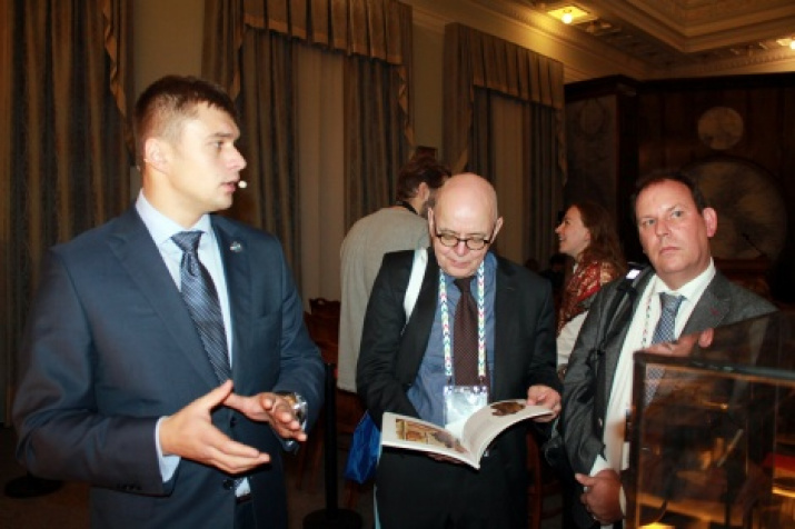 The Executive Director of the Underwater Research Center Sergey Fokin at the exhibition of the underwater findings with international experts. Photo by Tatyana Nikolaeva