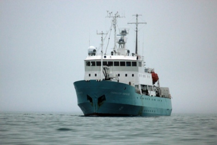 The research vessel «Professor Molchanov» off the island of Hayes. Photo courtesy of Arkhangelsk Center of the Russian Geographical Society