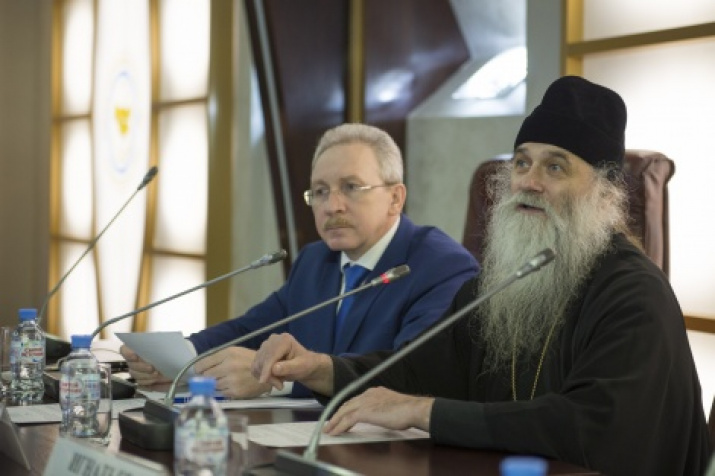 Bishop Naryan-Marsky and Mezensky Iakov and one of the organizers of the conference Ernest Makarenko. Photo by Nikolai Razuvaev