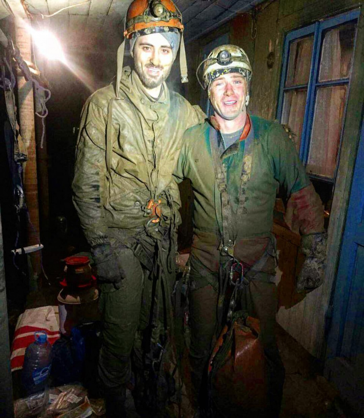 Евгений Большов и Матвей Бирюков. Невероятные ощущения после выхода на поверхность из пещеры (Фото - К. Гасица).