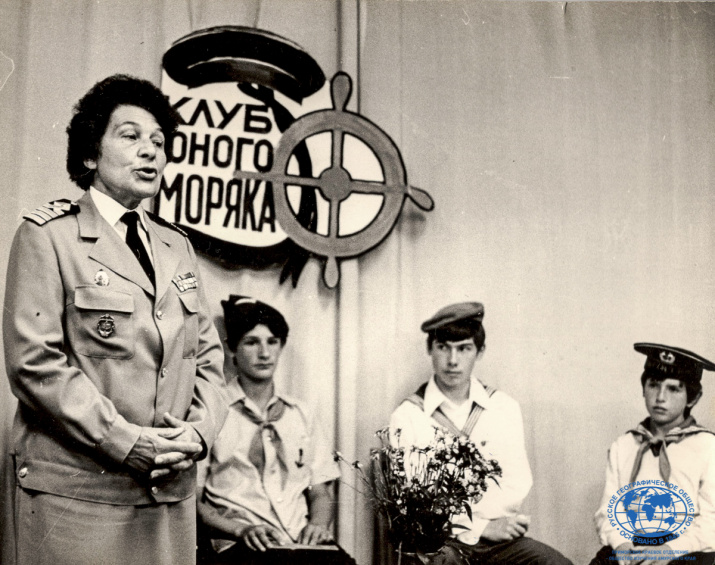 Капитан-дальнего плавания А.И. Щетинина выступает перед юными моряками, Владивосток, 1985 год. Фото из архива ПКО РГО - ОИАК