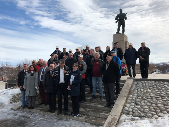 Российско-норвежская делегация у памятника Советскому солдату в Киркенесе, фото: Ян Сулстад (Норвегия)