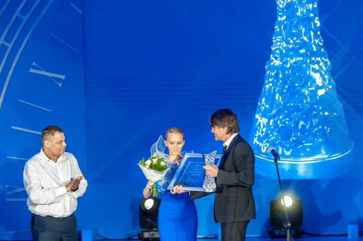Телеведущий Иван Затевахин и победитель номинации "Лучшее освещение СМИ"
