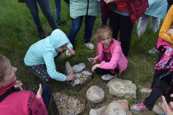 Дети изучают образцы геологической аллеи стационара