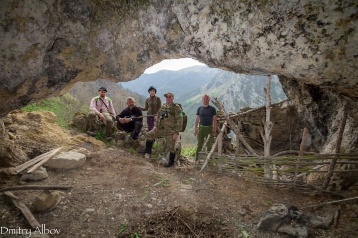 Участники экспедиции у пещеры Гора Дай. Фото: Дмитрий Албов