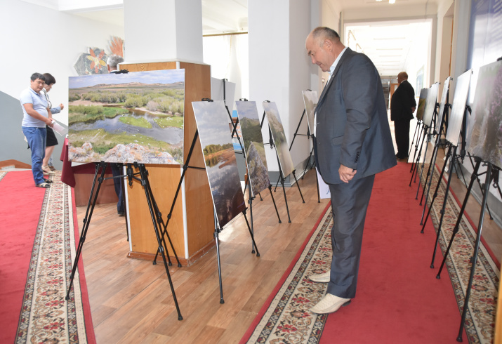 Экспозиция фотовыставки в фойе Западно-Казахстанского государственного университета имени Махамбета Утемисова