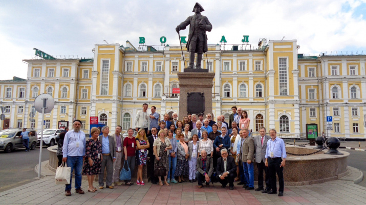 Участники VIII Международного симпозиума "Степи Северной Евразии" у памятника П.И. Рычкову