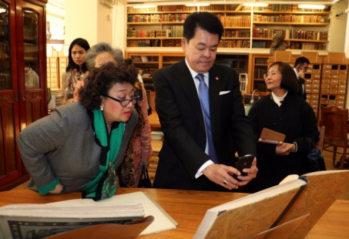 President of the Siam Society P. Krairiksh, Ambassador Extraordinary and Plenipotentiary of the Kingdom of Thailand to the Russian Federation T. Upatising in the scientific library of the Society Photo by: Tatiana Nikolaeva