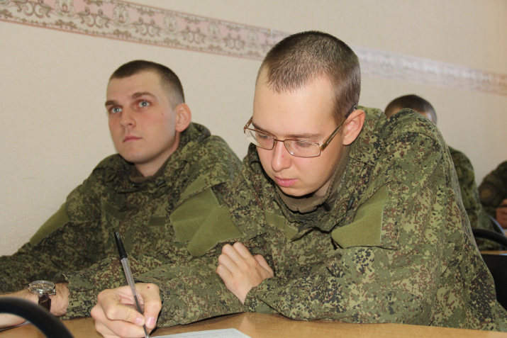 Военнослужащие оренбургского гарнизона отвечают на вопросы Географического диктанта. Фото Владимира Беребина