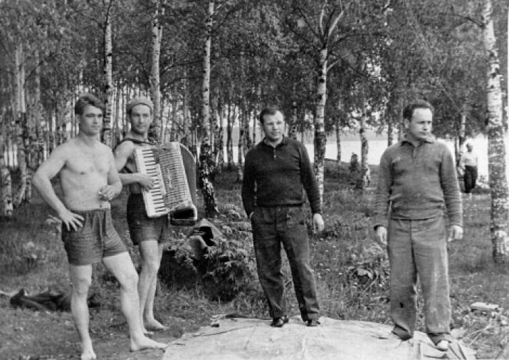 From the family album. The first Soviet cosmonauts Yuri Gagarin, Alexei Leonov, Boris Volynov and Viktor Gorbatko on a picnic in Dolgoprudny. Site: wikipedia.org