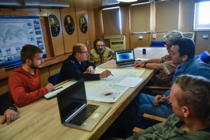 Fig. 14. Expeditionary meetings before the work on determining the position of the SMP