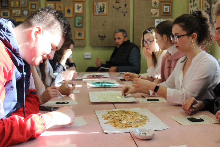 Участники сербской делегации на мастер-классе по вяземской стёке. Фото предоставлено Смоленским региональным отделением