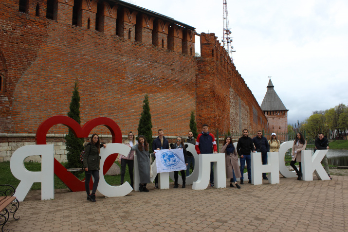 Участники сербской делегации во время обзорной экскурсии в центре Смоленска. Фото предоставлено Смоленским региональным отделением