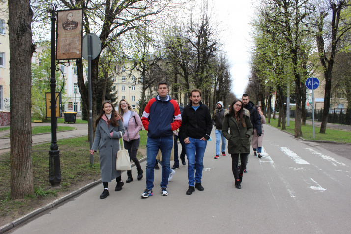 Участники сербской делегации на одной из центральных улиц г. Смоленска. Фото предоставлено Смоленским региональным отделением
