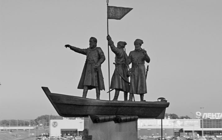 Памятник основателям города. Фото Р. Шайдулина