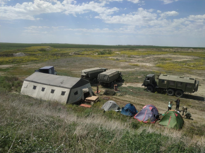 Установка палаточного лагеря. Фото: Дмитрий Грудинин 