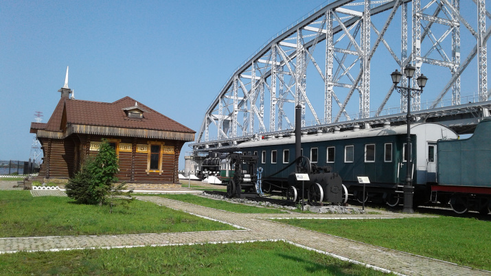 Амурский мост и его музей (летнее фото 2019 года)