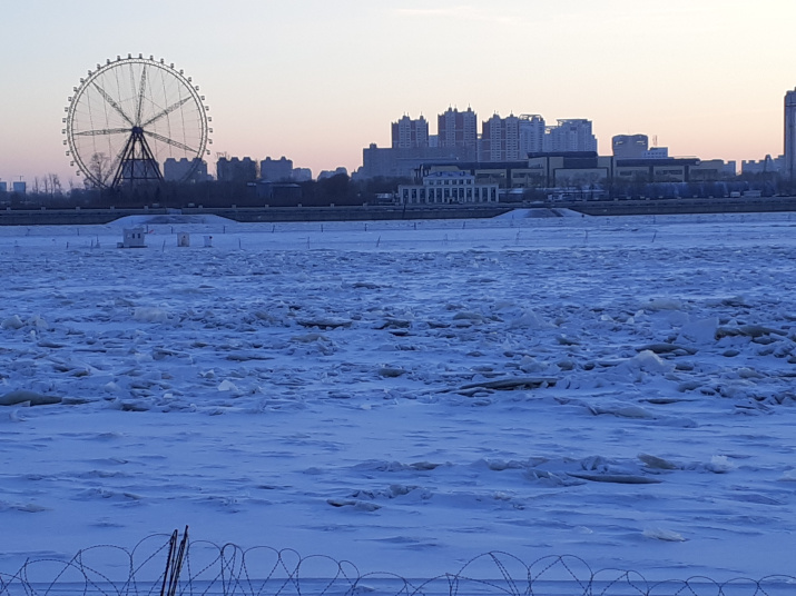 Скованный льдом Амур, на противоположном берегу – китайский город Хэйхэ, на нашем – колючая проволока: выход и выезд на лед категорически запрещен!