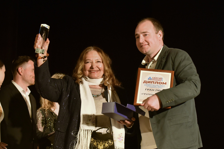 Н.Бондарчук вручает награду победителю Фестиваля. Фото: Юрий Югансон/Севастопольское городское отделение РГО