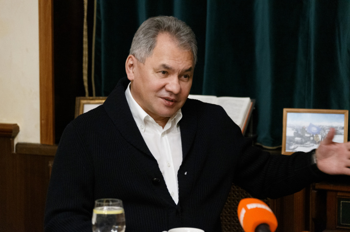 Сергей Шойгу во время интервью в московской Штаб-квартире РГО