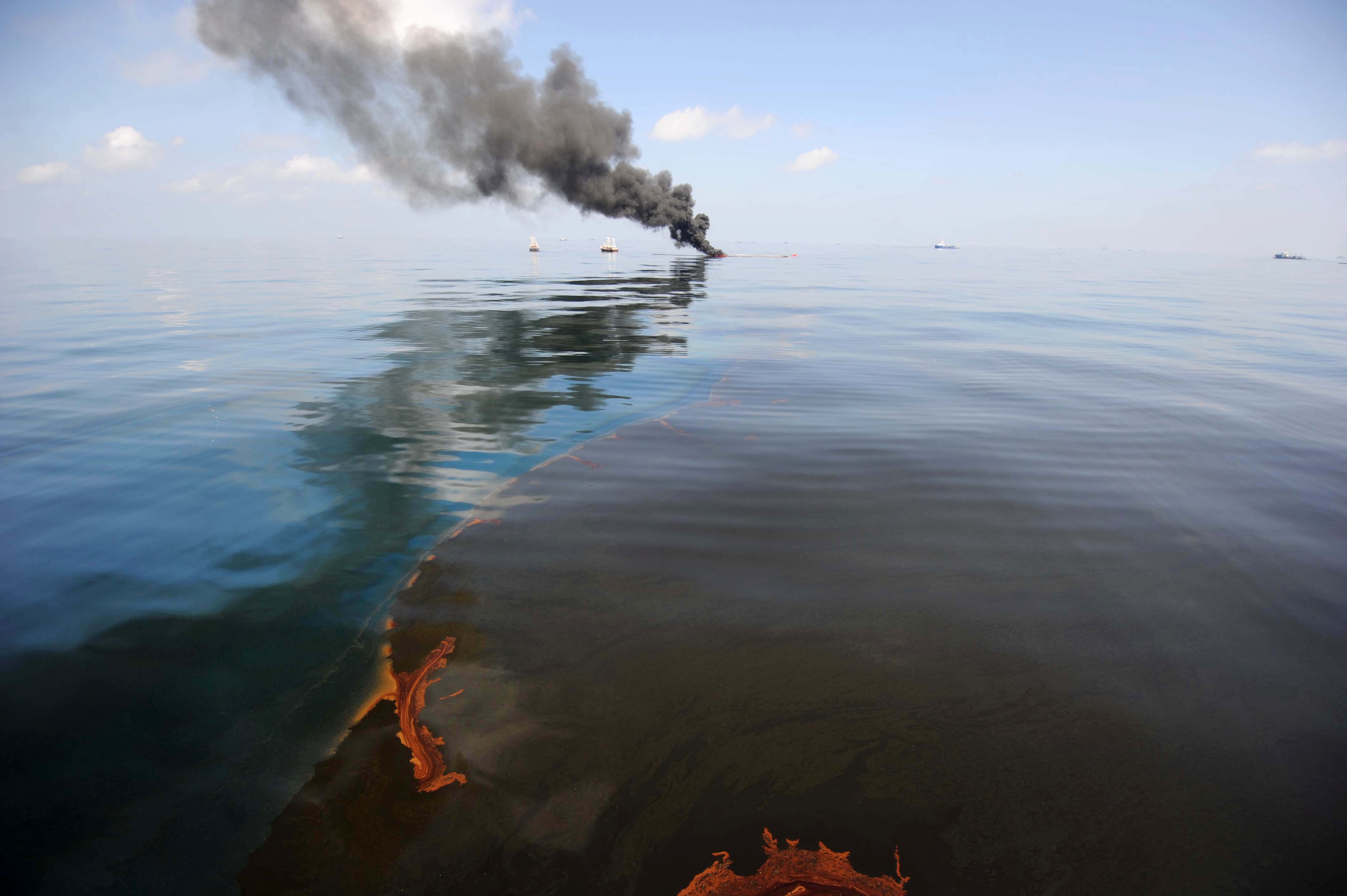 15 апреля 2010. Взрыв нефтяной платформы Deepwater Horizon. Глубоководный Горизонт разлив нефти. Deepwater Horizon разлив нефти. Deepwater Horizon нефтяное пятно.