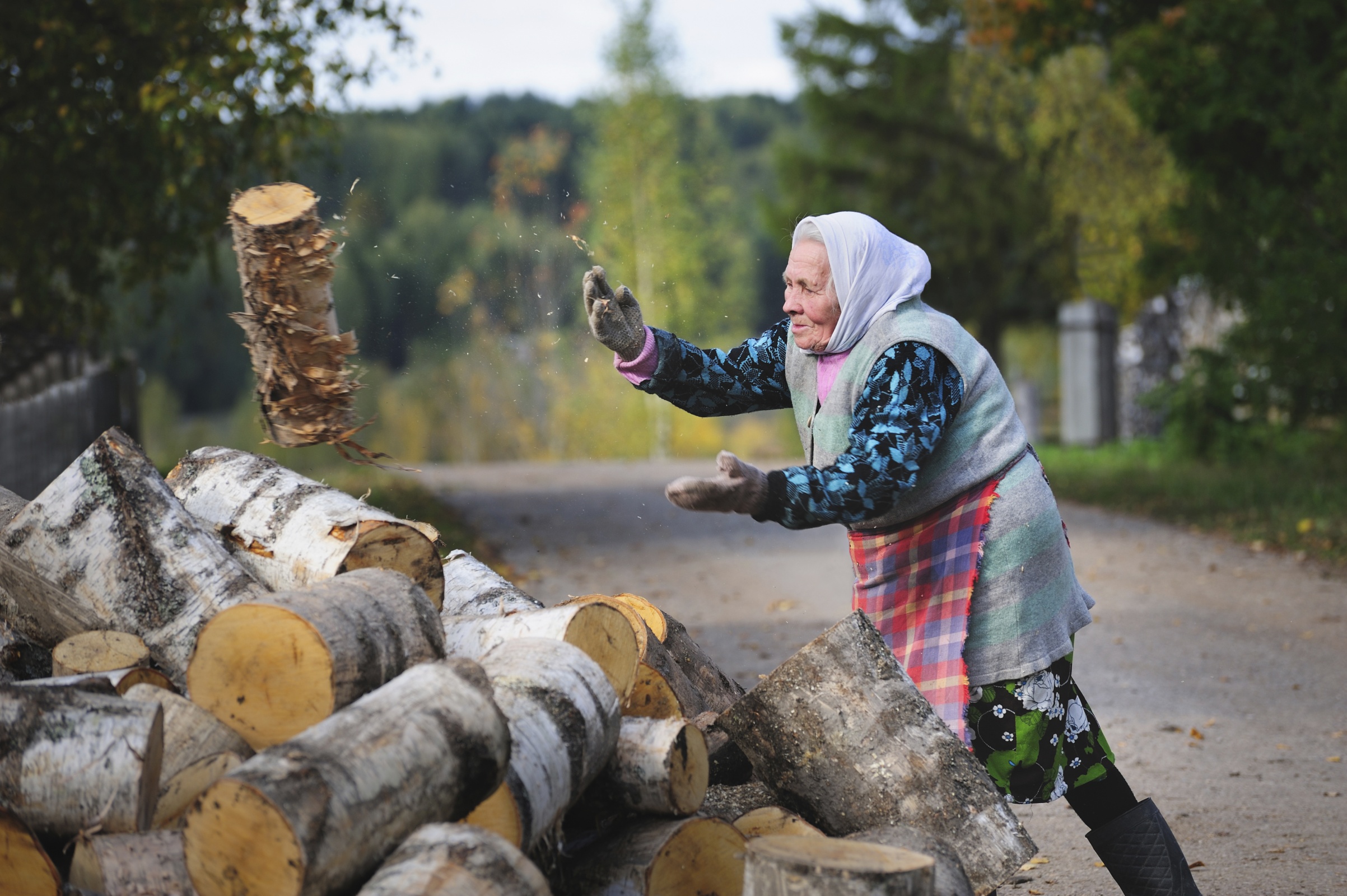 Дед рубит. Бабушка с дровами. Бабка с дровами. Женщина с дровами. Дрова в деревне.