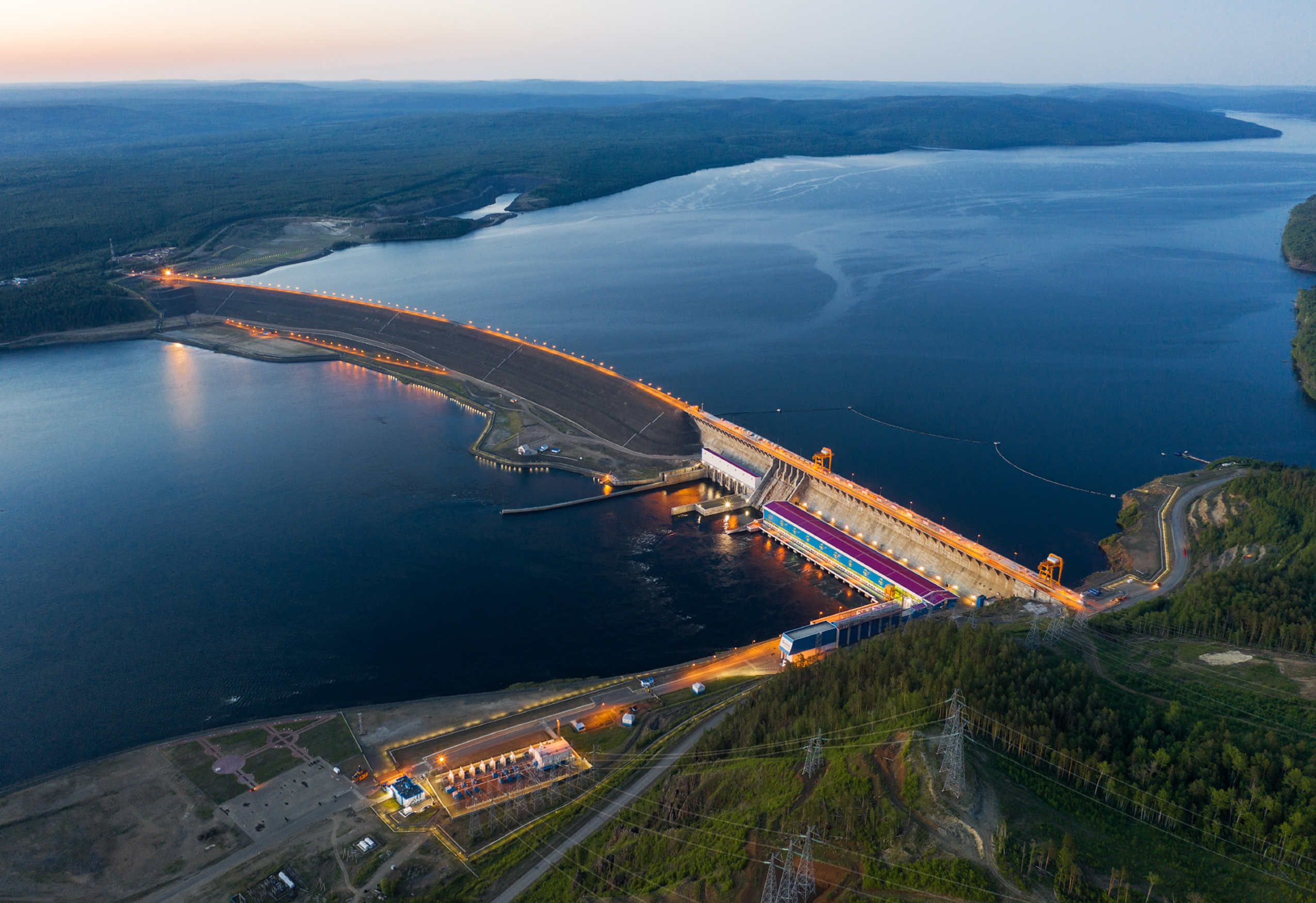 Городов сибири построена крупная гэс. Богучанская ГЭС Ангара. Водохранилище Богучанской ГЭС. Богучанская ГЭС река Ангара. Кодинск ГЭС.